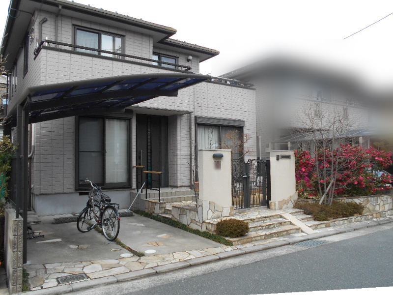 門前の階段の一部をスロープに ...