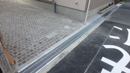 側溝にグレーチング設置