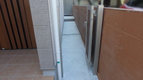 建物周囲の通路に犬走り