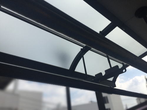 ベランダ屋根に吊り下げ物干し設置