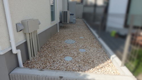 建物周囲を化粧砂利敷き クリスタルクリームイエロー