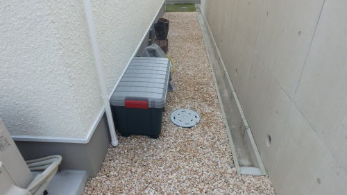 建物周囲を化粧砂利敷き クリスタルクリームイエロー1