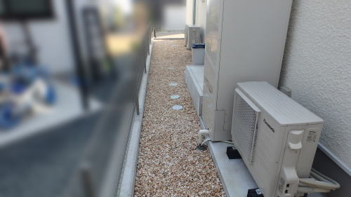 建物周囲を化粧砂利敷き クリスタルクリームイエロー2