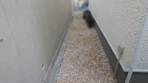 建物周囲を化粧砂利敷き クリスタルクリームイエロー3