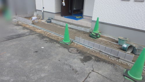 門まわりに化粧ブロック1段積み