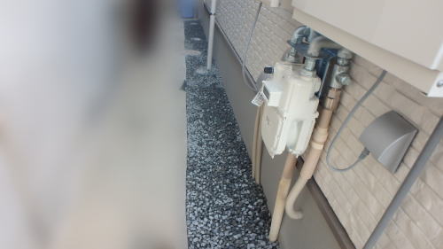 建物周囲を砕石敷き