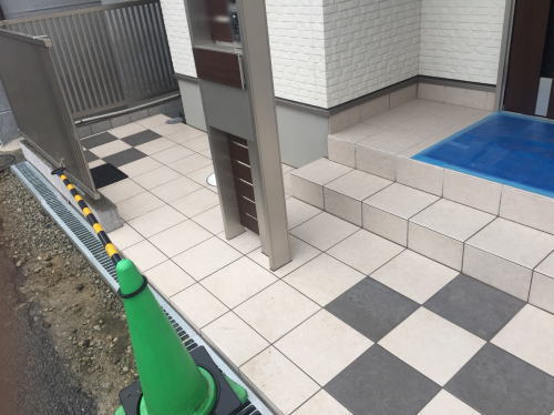 アプローチ タイル貼