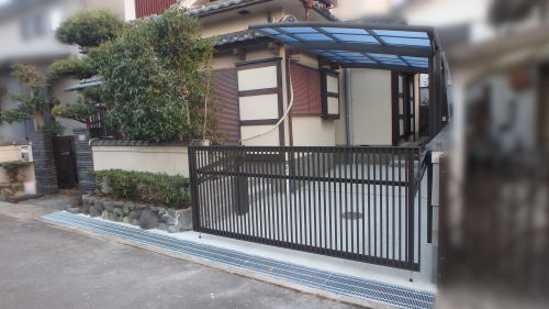 お庭の一部をカーポート・跳ね上げ門扉のあるガレージにリフォーム