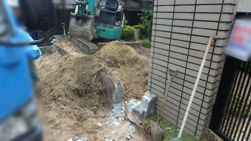 高槻 ガレージ新設リフォーム工 重機でお庭の植木撤去・土すきとり
