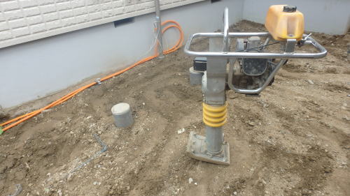 大阪府高槻市U様邸 新築外構工事 タンピングランマーで転圧