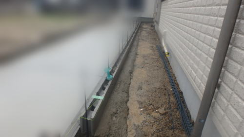 大阪府高槻市U様邸 新築外構工事 境界沿いにブロックを一段積みマシtあ