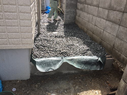 高槻新築外構 建物周囲防草シートを敷き砕石敷き