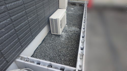 摂津市新築外構 建物周囲砕石敷き