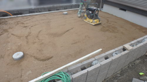 摂津市新築外構 お庭に真砂土入れ・転圧