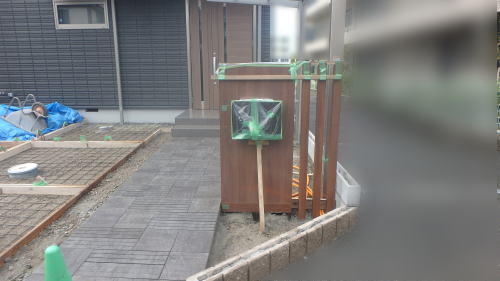 摂津市新築外構 機能門柱・枕木材設置