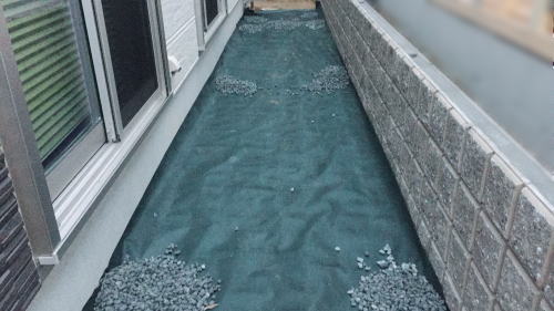 大阪高槻 建物周囲通路 防草シート グリーンビスタプロ(グリーンフィールド)