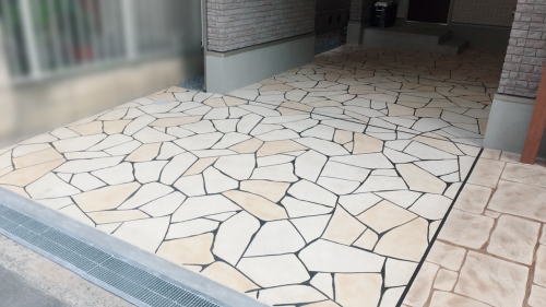 大阪市 新築外構 ガレージ スタンプコンクリート 型:ランバリット 色粉:ゴールデンサンド ポイント:アリゾナバフ 目地:ブラック