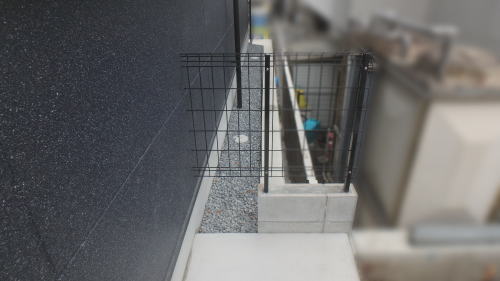 大阪茨木 ハイグリッドフェンスUF8型ブラック(LIXIL)