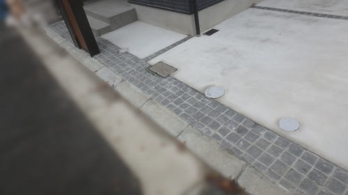 大阪茨木 敷地前部ピンコロ敷き バサルトキューブ(ア