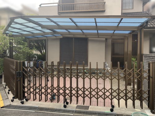 大阪枚方 伸縮門扉 クロスゲート角地両開き仕様/ブロンズ(三協アルミ)