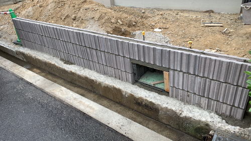 大阪茨木 道路沿い ブロック積み