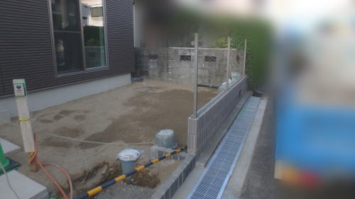 大阪茨木 道路沿いブロックにフェンス柱設置