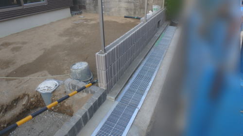 大阪茨木 道路沿いブロックにフェンス柱設置