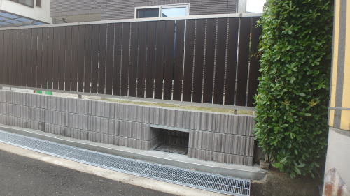大阪茨木 道路境界沿いブロック・フェンス リベルタストーン/ココアブラウン(東洋工業) フェンスAB TS2型/クリエダーク(LIXIL)