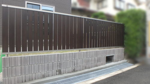 大阪茨木 道路境界沿いブロック・フェンス リベルタストーン/ココアブラウン(東洋工業) フェンスAB TS2型/クリエダーク(LIXIL)