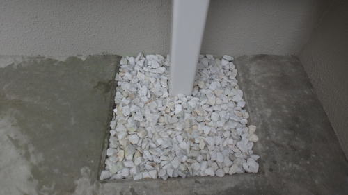 大阪茨木 ガレージ洗い場化粧砂利 クリスタルパールホワイト(アイシン)