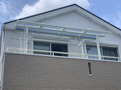 大阪府高槻市S様邸 躯体式バルコニー屋根ソラリアR型/ホワイト &トーメイマット(YKK AP)