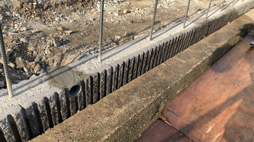 大阪高槻 境界沿いブロックに水抜き