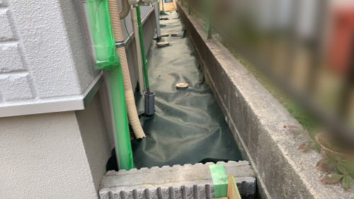 大阪枚方市 建物周囲 防草シート敷設