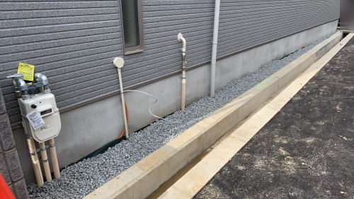 大阪茨木 建物周囲 防草シート+砕石敷き