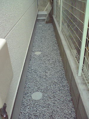 建物に周囲に砕石を入れた状態