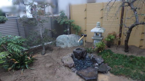 蹲の後ろに紫雲石移設
