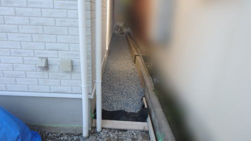 大阪高槻 新築外構 建物周囲に既存の防草マットを敷いて砕石敷き