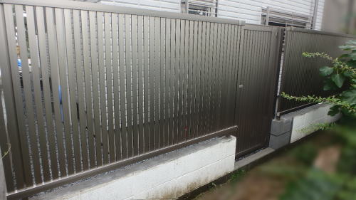 大阪豊中 半目隠しフェンス設置 ライスもフェンス4型/シャイングレー(LIXIL)