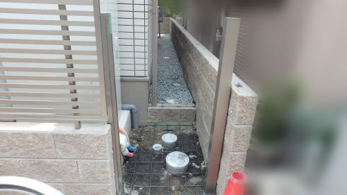 大阪高槻 サービスヤード 門扉柱設置