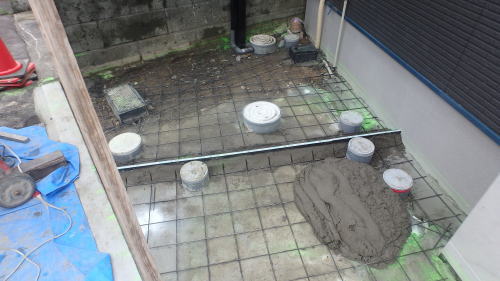 大阪高槻新築 ガレージ伸縮目地設置・ワイヤーメッシュ敷設