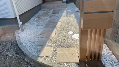 大阪高槻 アプローチ 防草工事 化粧砂利敷