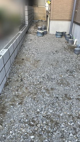 大阪鳥飼 ガレージ 再生砕石敷き 転圧