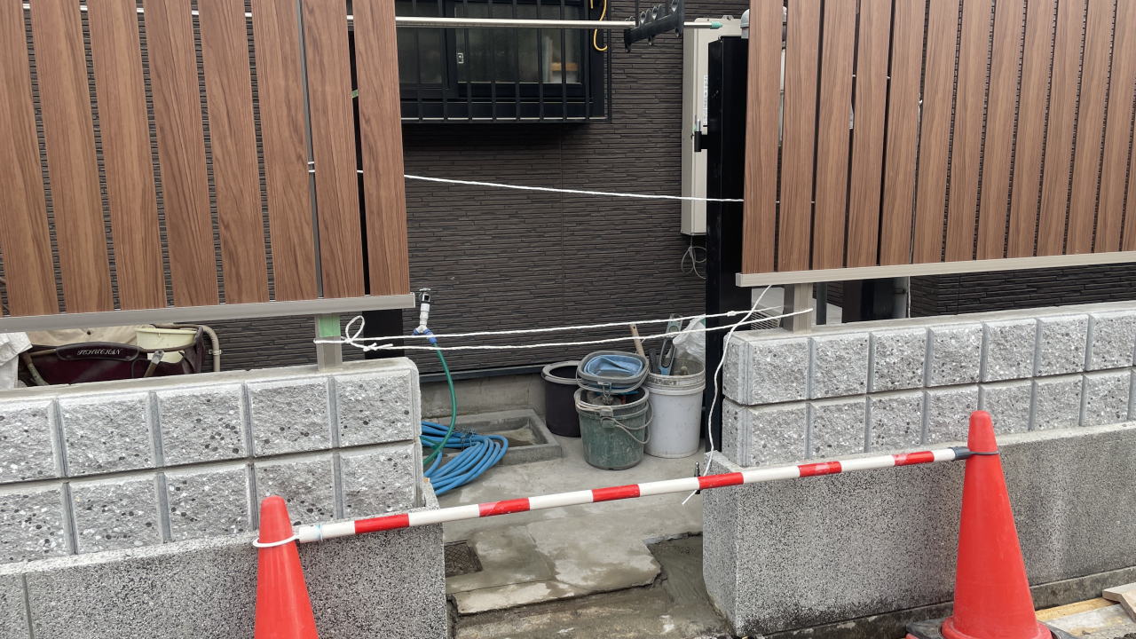 大阪高槻 北側 門扉の柱設置